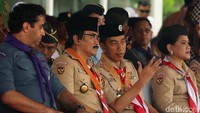 Jokowi langsung duduk di bangku yang telah disediakan. Jokowi duduk di samping Ketua Kwartir Nasional (Kwarnas) Gerakan Pramuka Adhyaksa Dault.