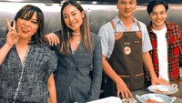 Tak cuma keren saat berakting, Nico juga tak kalah keren ketika mengenakan apron dan berdiri di dapur. Hayoo siapa yang mau bantu Nico masak? Foto: Instagram