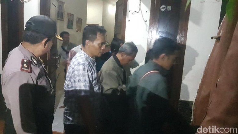 Polisi Evakuasi 11 Anggota Kerajaan Ubur-ubur Polisi Evakuasi 11 Anggota Kerajaan Ubur-ubur