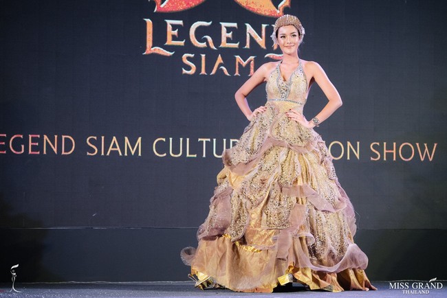 Juara ketiga Miss Grand Thailand 2017 Sarucha Nilchan naik ke atas panggung memamerkan kostum nasionalnya yang awalnya terlihat ‘norma’. Gaunnya tampak seperti gaun dengan detail draperi dan bebatuan berkilau. Foto: Facebook Miss Grand Thailand