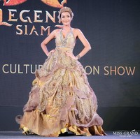 Juara ketiga Miss Grand Thailand 2017 Sarucha Nilchan naik ke atas panggung memamerkan kostum nasionalnya yang awalnya terlihat ‘norma’. Gaunnya tampak seperti gaun dengan detail draperi dan bebatuan berkilau. Foto: Facebook Miss Grand Thailand