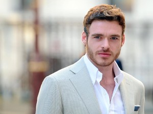 Ekspresi Richard Madden Saat Ditanya Gantikan Daniel Craig Jadi James Bond