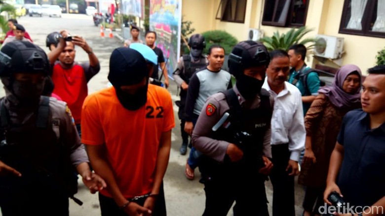 Polisi Buru Bidan yang Jual Obat Aborsi Pasangan di Mojokerto Polisi Buru Bidan yang Jual Obat Aborsi Pasangan di Mojokerto