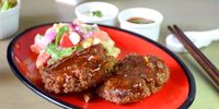 Gimana Kalau Siang Ini Makan Hamburg Steak yang Gurih Juicy di Sini?