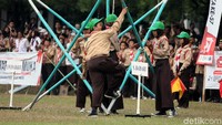 Para penggalang ini dipercaya untuk menunjukan keahlian bermain tongkat serta bendera semapur.