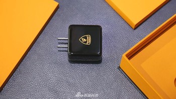 Charger Oppo Find X Lamborghini pun berbeda dengan Find X standar. Foto: Sina Mobile