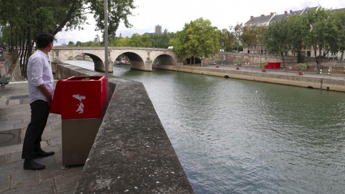 Urinal Ramah Lingkungan di Pinggir Sungai Paris Jadi Kontroversi