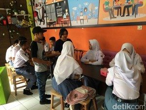 Kafe di Ciamis Gratiskan Makan Bagi Penghafal Teks Proklamasi