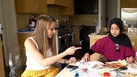 Dapurnya juga luas banget. Dua sahabat ini ngobrol-ngobrol santai. Foto: Rumah Nia Ramadhani / YouTube TransTV
