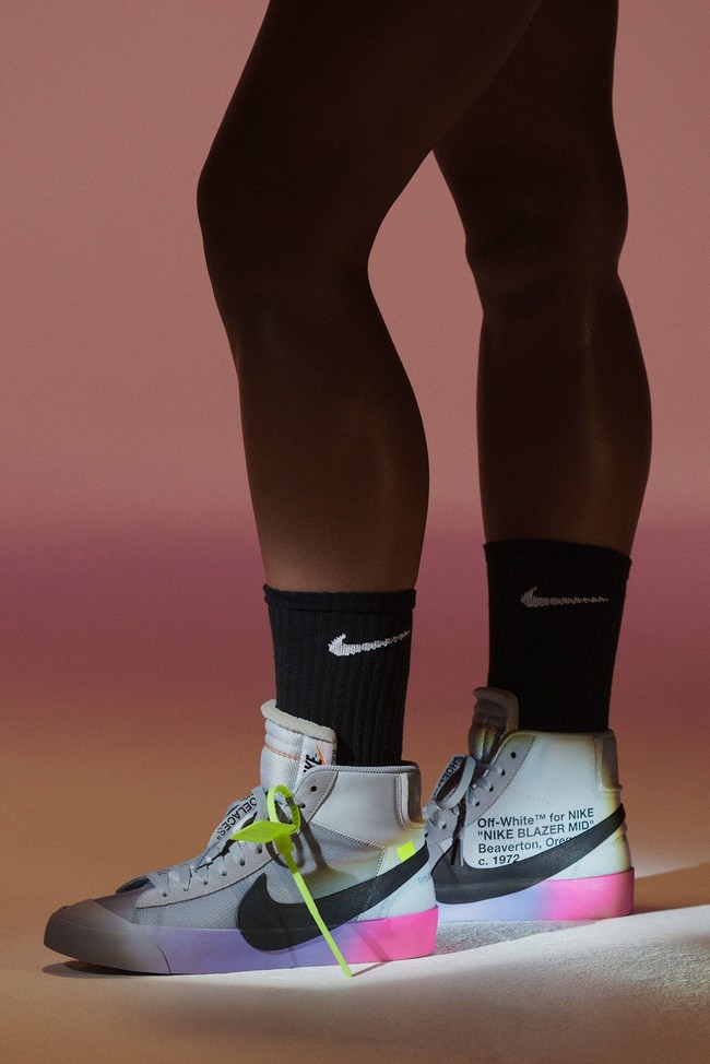 Harga semua koleksi belum diketahui secara pasti. Namun, Nike membandrol Serena Dress mulai dari US$ 500 atau sekitar Rp 7 jutaan. Sementara sepatunya dijual seharga US$ 190 atau setara dengan Rp 2,7 juta. (Foto: Dok. Nike/Off-White)