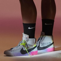 Harga semua koleksi belum diketahui secara pasti. Namun, Nike membandrol Serena Dress mulai dari US$ 500 atau sekitar Rp 7 jutaan. Sementara sepatunya dijual seharga US$ 190 atau setara dengan Rp 2,7 juta. (Foto: Dok. Nike/Off-White)
