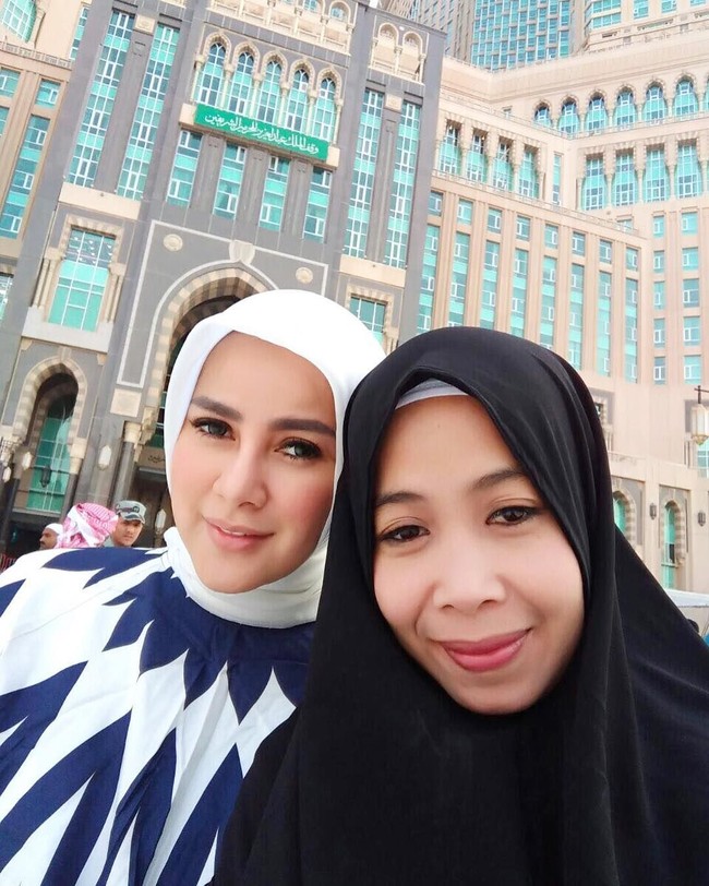 Saat berbibadah ke Tanah Suci, Olla juga memakai hijab segi empat yang dipadukan dengan busana bercorak. Tampaknya Olla lebih berani bermain warna bold dibanding Ririn. Foto: Instagram Olla Ramlan