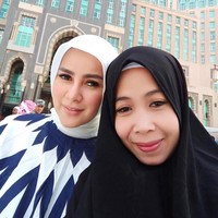 Saat berbibadah ke Tanah Suci, Olla juga memakai hijab segi empat yang dipadukan dengan busana bercorak. Tampaknya Olla lebih berani bermain warna bold dibanding Ririn. Foto: Instagram Olla Ramlan