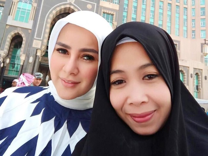4 Artis pernah berangkatkan umrah ART. Foto: Instagram/OllaRamlan 4 Artis pernah berangkatkan umrah ART. Foto: Instagram/OllaRamlan