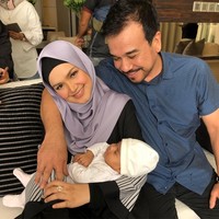 Siti Nurhaliza menyebutkan salah satu kunci kesuksesannya menurunkan berat badan, selain diet, adalah karena dia menyusui bayinya secara eksklusif. Dia juga masih sering terbangun di tengah malam untuk menyusui dan menggendong anak semata wayang yang sudah dinantinya selama 11 tahun setelah dinikahi Datuk Seri Khalid Mohamad Jiwa. Foto: Instagram @ctdk