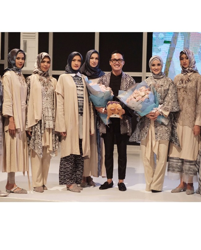 Kala itu, Ririn tampil cantik memakai outerwear dan hijab segi empat dengan corak yang terinspirasi dari motif shibori Jepang. Gaya seperti ini tampak sangat cocok dipakai Ririn.  Foto: Instagram Ririn Ekawati