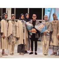 Kala itu, Ririn tampil cantik memakai outerwear dan hijab segi empat dengan corak yang terinspirasi dari motif shibori Jepang. Gaya seperti ini tampak sangat cocok dipakai Ririn.  Foto: Instagram Ririn Ekawati