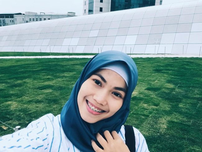 Busana taekwondo yang tertutup membuatnya bisa tampil lebih aman, tanpa harus menggunakan banyak inner atau manset baju. Taekwondo juga jadi salah satu olahraga yang banyak diminati hijabers. Foto: Instagram/defiarosmaniar