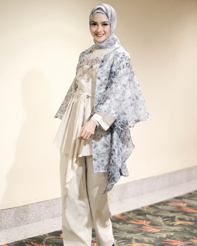 Di kesempatan lain Ririn juga pernah tampil berhijab. Ia kembali tampil menawan saat menjadi muse pada acara fashion show Barli Asmara. Foto: Instagram Ririn Ekawati