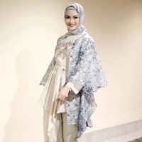 Di kesempatan lain Ririn juga pernah tampil berhijab. Ia kembali tampil menawan saat menjadi muse pada acara fashion show Barli Asmara. Foto: Instagram Ririn Ekawati