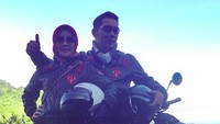 Bulan Juli lalu, Kang Emil juga berpose dengan motor Royal Enfield bareng istrinya. Foto: Instagram