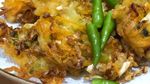 Biar Melek, Enaknya Ngemil Bala-bala Hangat Plus Cabe Rawit