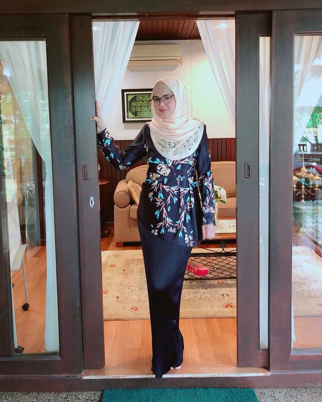 Saat baru 17 hari pasca melahirkan, Siti Nurhaliza sudah pernah mengungkapkan penurunan berat badannya. Dia berhasil memangkas 14 kg beratnya. Foto: Instagram @ctdk