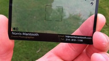 Kartu nama fotografer ala viefinder. (Foto: Boredpanda)