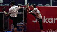 Seperti perbaikan skorring system dan kondisi tempat tanding yang belum jadi sempurna alias berantakan.