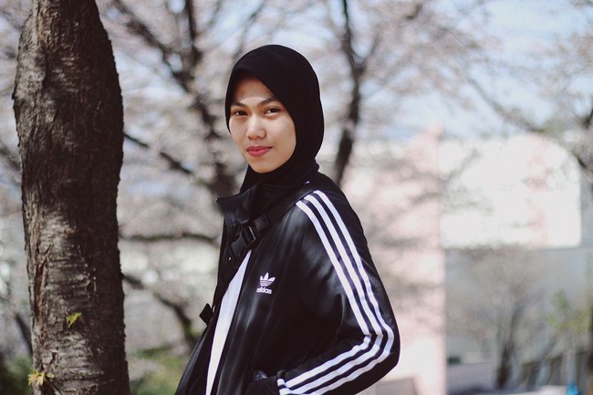 Saat berjalan-jalan ke Korea, Defia tampil boyish mengenakan jaket Adidas. Sekilas, sudah terlihat perawakannya yang tegap merepresentasikan seorang atlit. Foto: Instagram/defiarosmaniar