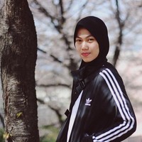 Saat berjalan-jalan ke Korea, Defia tampil boyish mengenakan jaket Adidas. Sekilas, sudah terlihat perawakannya yang tegap merepresentasikan seorang atlit. Foto: Instagram/defiarosmaniar
