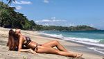 Foto: Maria Selena Leyeh-leyeh di Pantai Saja Cantik
