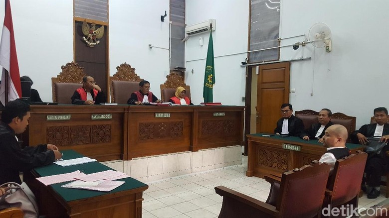 Protes Dituntut 3 Tahun Bui, Arseto: Saya Tak Maksud Jatuhkan Jokowi Protes Dituntut 3 Tahun Bui, Arseto: Saya Tak Maksud Jatuhkan Jokowi