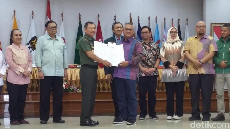 Jokowi-Maruf dan Prabowo-Sandiaga Lolos Tes Kesehatan Jokowi-Maruf dan Prabowo-Sandiaga Lolos Tes Kesehatan