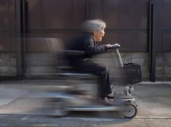 Foto Kocak Nenek Usia 90 Tahun Hobi Photoshop