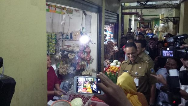 Anies memastikan harga sembako di Pasar Kramat Jati stabil.