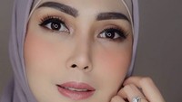 Bahkan ia keluar dari presenter acara infotainment dan jadi presenter berita islami. Dok. Instagram/fenitarie