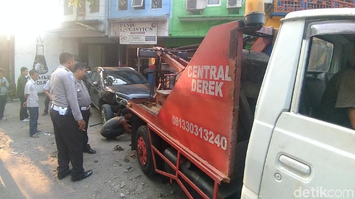 Sopir Serangan Jantung Saat Nyetir, SUV ini Tabrak Dua Mobil