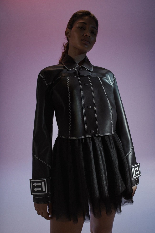 Bertajuk Queen, koleksi tersebut dirancang secara eksklusif oleh Virgil Abloh, pendiri label Off-White sekaligus desainer busana pria Louis Vuitton. Saya mencoba mengangkat semangatnya sekaligus menciptakan sesuatu yang segar untuk tenis, kata Virgil dalam pernyataan resminya seperti dikutip Glamour. (Foto: Dok. Nike/Off-White)