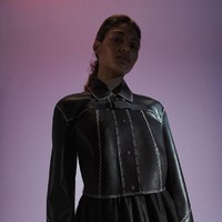 Bertajuk Queen, koleksi tersebut dirancang secara eksklusif oleh Virgil Abloh, pendiri label Off-White sekaligus desainer busana pria Louis Vuitton. Saya mencoba mengangkat semangatnya sekaligus menciptakan sesuatu yang segar untuk tenis, kata Virgil dalam pernyataan resminya seperti dikutip Glamour. (Foto: Dok. Nike/Off-White)