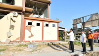 Jokowi melihat kondisi bangunan yang rusak parah akibat gempa berkekuatan 7 SR di NTB beberapa waktu lalu. Istimewa/Dok. Biro Setpres.
