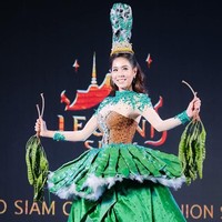 Inilah penampilan 2nd runner up Miss Grand Thailand 2018 Aink Ingchanok saat memakai kostum nasional di sela-sela jumpa pers pembukaan pusat rekreasi Legend Siam di Hotel Grand Hyatt, Bangkok, Thailand, 10 Agustus 2018. Aink memakai gaun yang bagian roknya dihiasi pete plastik. Dia pun tampak menenteng pete ke atas panggung.Foto: Facebook Miss Grand Thailand