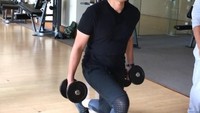 AHY olahraga walking lunge dengan tambahan beban untuk melatih otot-otot tubuh bagian bawah. (Foto: Instagram/agusyudhoyono)