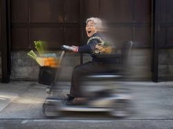 Foto Kocak Nenek Usia 90 Tahun Hobi Photoshop