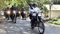 Terlihat Jokowi dibonceng TGB saat menuju wilayah yang terkena gempa. Jokowi berada di Lombok didampingi oleh Menteri Pekerjaan Umum dan Perumahan Rakyat (PU Pera) Basuki Hadimuljono, Kapolri Jenderal Tito Karnavian, Panglima TNI Marsekal Hadi Tjahjanto, serta Kepala BNPB Willem Rampangilei. Foto: Biro Pers Setpres