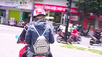 Sepeda motor matic yang dipakai sang driver mirip dengan wujud motor di Indonesia. Foto: YouTube