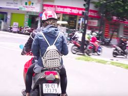 Mengintip Vlogger Cantik Vietnam Jajal Go-Jek