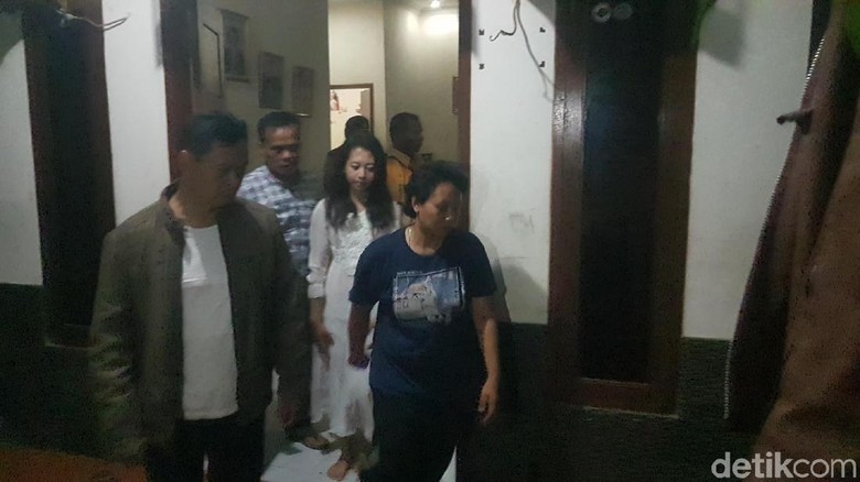 Ratu Kerajaan Ubur-ubur Divonis Gila Ratu Kerajaan Ubur-ubur Divonis Gila