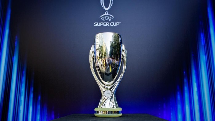 PRAGUE, CZECH REPUBLIC - AUGUST 03:  The UEFA Super Cup trophy is seen displayed during the UEFA Trophy Display Event on August 3, 2013 in Prague, Czech Republic.  (Photo by Matej Divizna/Getty Images for UEFA)