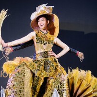 Tapi penampilan Rattikorn berubah jadi unik saat bagian rok gaunnya terbuka. Tampak bagian rok tersebut dihiasi tanaman padi buatan. Dan punggung wanita cantik ini juga dilengkapi boneka orang-orangan sawah. Foto: Facebook Miss Grand Thailand